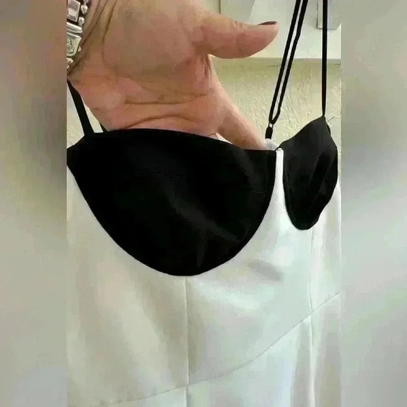 NWT Gianni Bini Clara Crepe
Sweetheart Neckline Dress - Picture 5 of 6